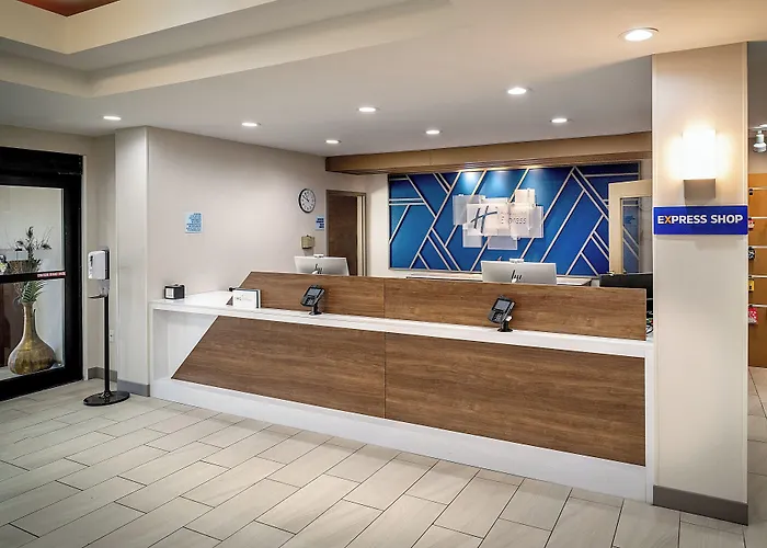 Holiday Inn Express & Suites Fairmont By Ihg