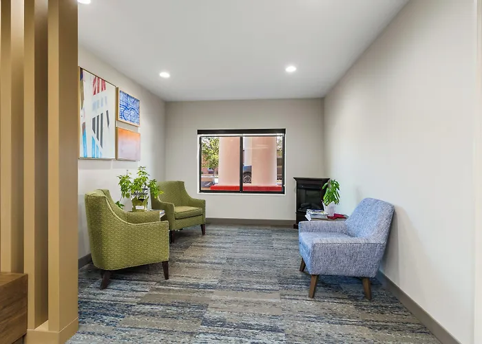 Holiday Inn Express & Suites Fairmont By Ihg
