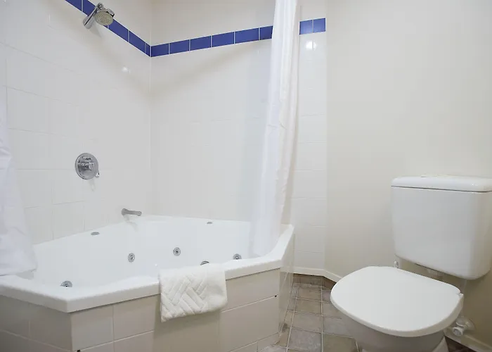 Ventura Inn & Suites Hamilton