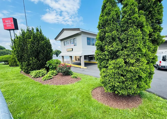 Red Carpet Inn - Stamford
