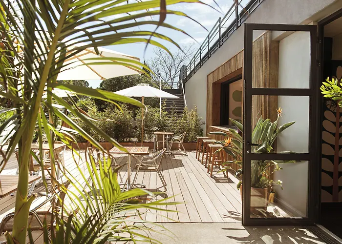 Hôtel les jardins du canal - piscine chauffée à 28 degrés - parking gratuit - garage - bornes électriques - accueil vélos et motos - kids friendly-solaire ecoresponsable