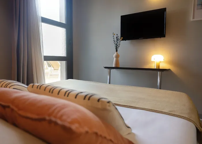 Hôtel les jardins du canal - piscine chauffée à 28 degrés - parking gratuit - garage - bornes électriques - accueil vélos et motos - kids friendly-solaire ecoresponsable