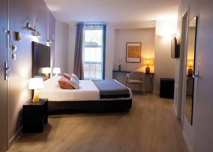 Hôtel les jardins du canal - piscine chauffée à 28 degrés - parking gratuit - garage - bornes électriques - accueil vélos et motos - kids friendly-solaire ecoresponsable