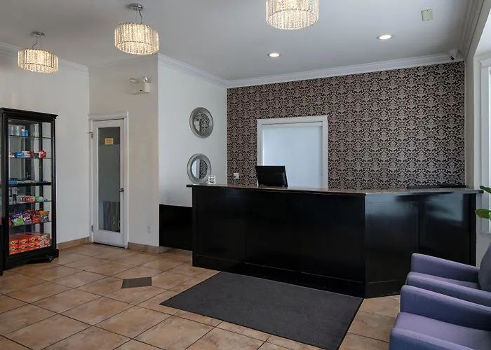 Riverland Inn & Suites
