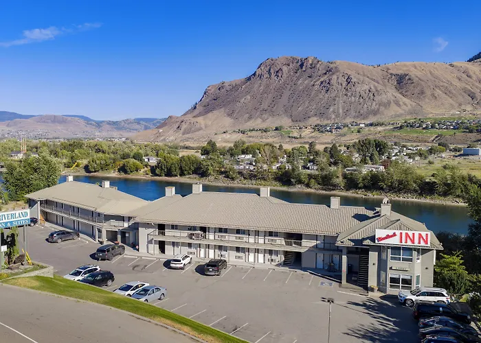 Riverland Inn & Suites
