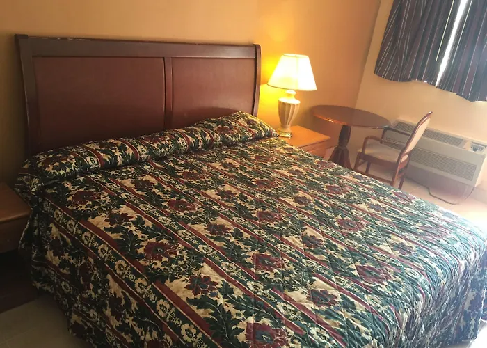 Cloud 9 Inn - Beach Hotel