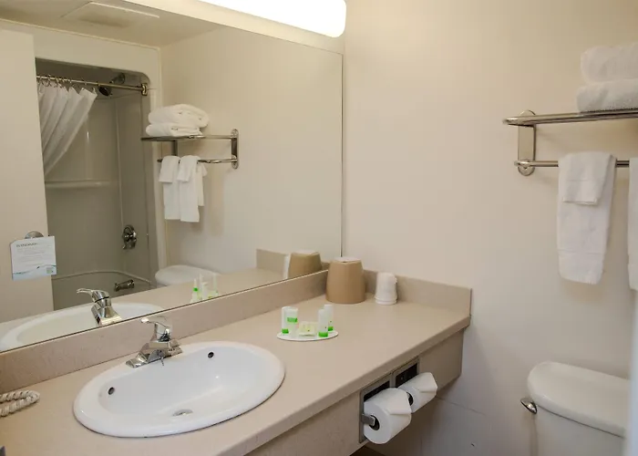 Super 8 By Wyndham Mississauga