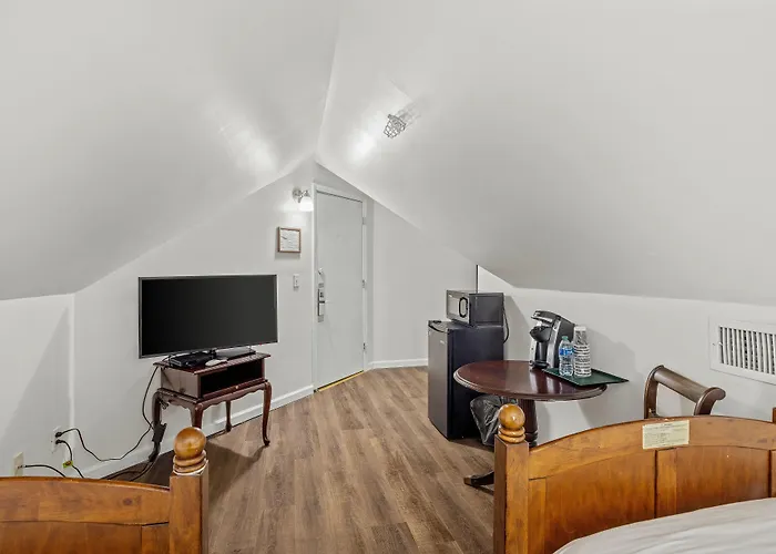 Coombs Inn & Suites