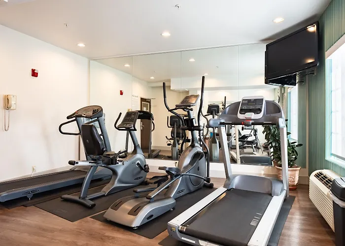 Holiday Inn Express & Suites Evanston By Ihg