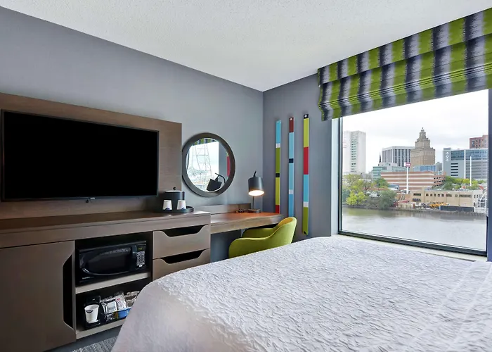 Hampton Inn & Suites Newark-Harrison-Riverwalk