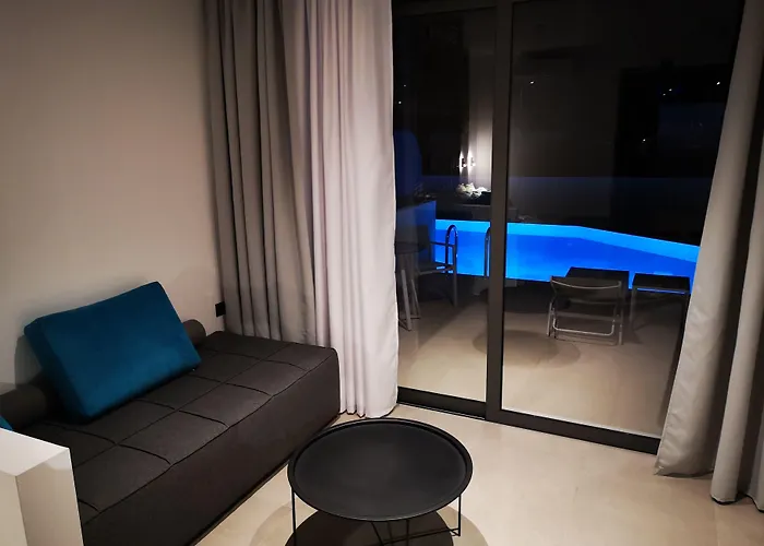 Zoes Hotel & Suites