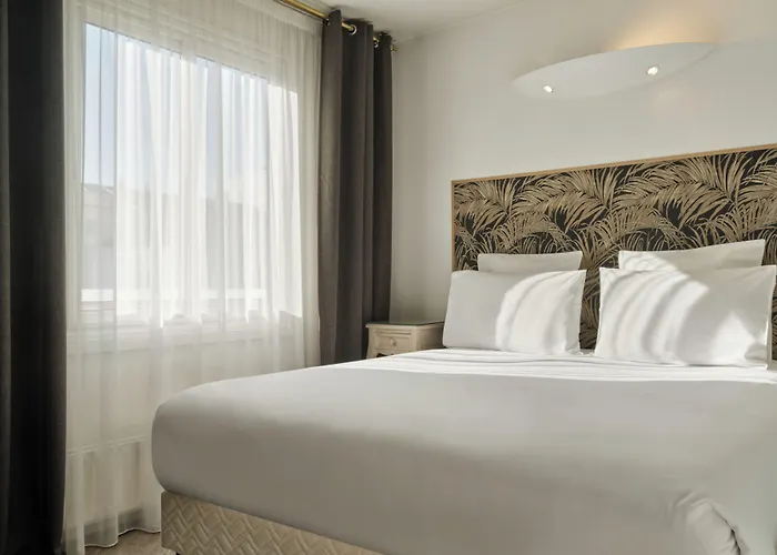 Hotel Chromatics & Restaurant Hill Club By Happyculture
