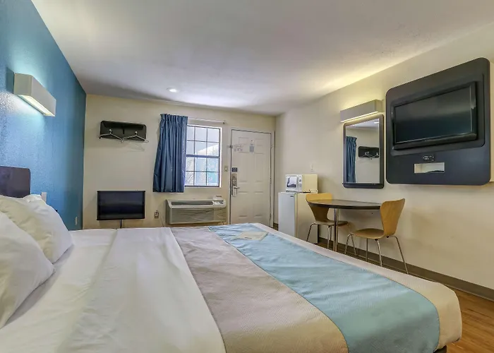 Motel 6-Dickson, Tn