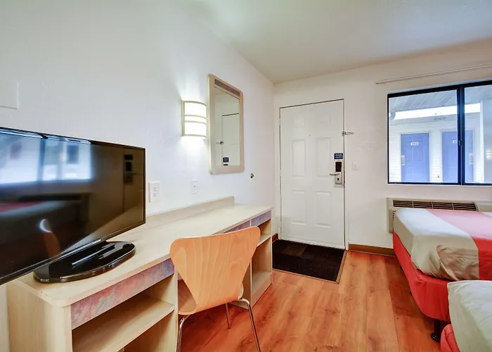 Motel 6-Southington, Ct - Hartford