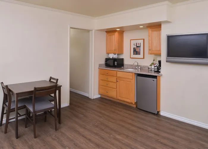 Edgewater Inn And Suites