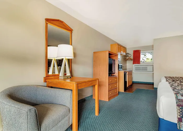 Super 8 By Wyndham Lake George/Downtown