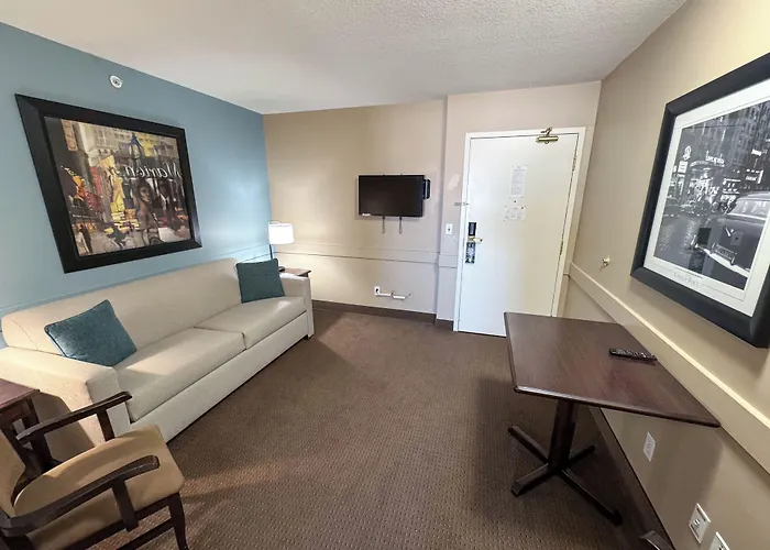 Super 8 By Wyndham Edmonton South