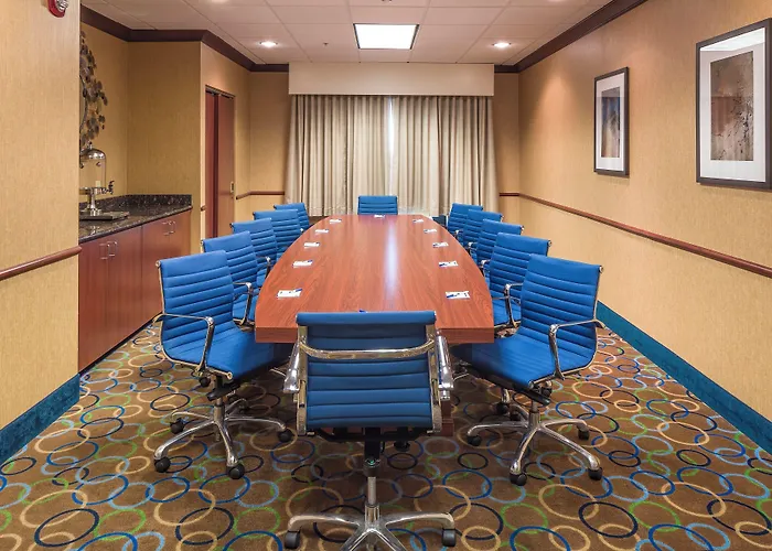 Holiday Inn Express Hotel & Suites Manchester - Airport By Ihg