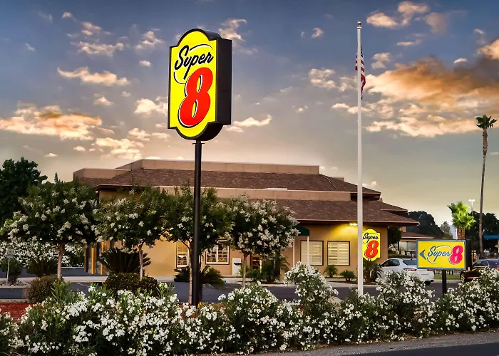 Super 8 By Wyndham Lindsay Olive Tree