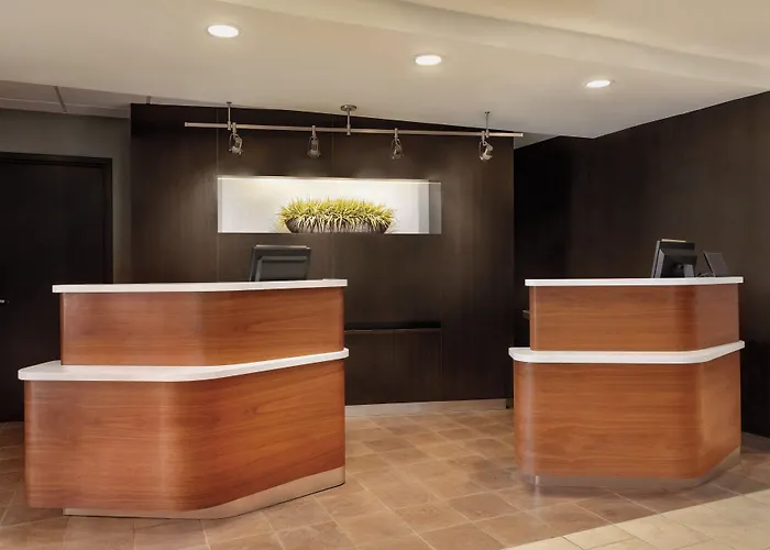 Courtyard By Marriott Topeka
