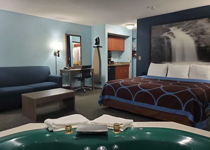 Super 8 By Wyndham Hudson
