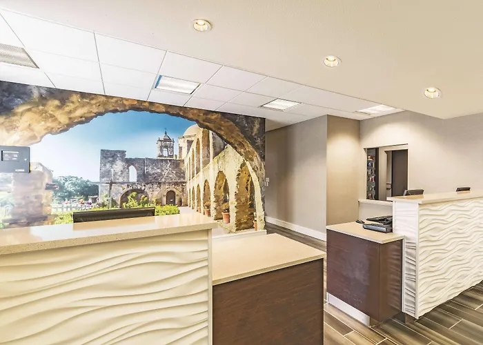 La Quinta Inn & Suites By Wyndham San Antonio Downtown