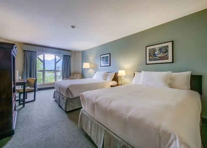Harrison Lake Hotel