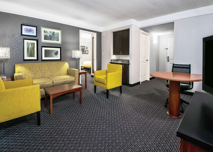 La Quinta Inn & Suites By Wyndham San Antonio Riverwalk