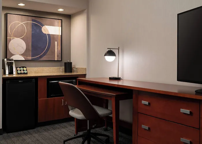 Courtyard By Marriott Bakersfield