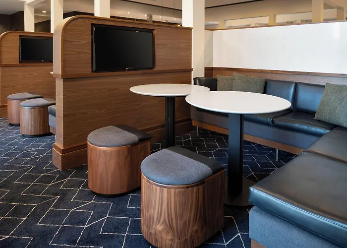 Courtyard By Marriott Bakersfield
