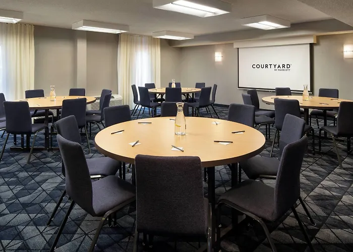 Courtyard By Marriott Bakersfield
