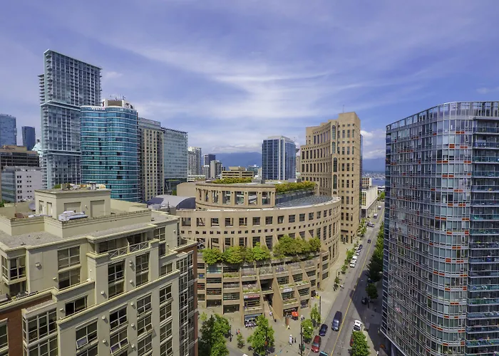 Rosedale On Robson Suite Hotel