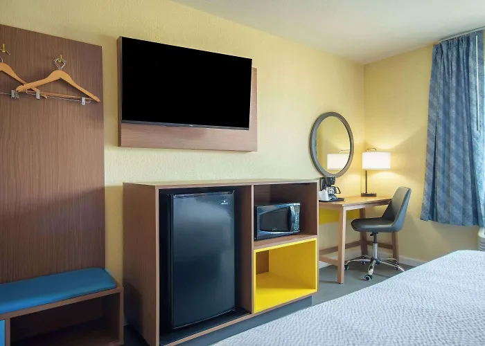 Days Inn By Wyndham Evansdale Waterloo