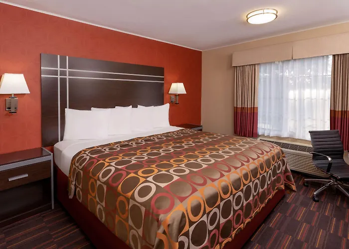 Best Western Plus Raffles Inn&Suites