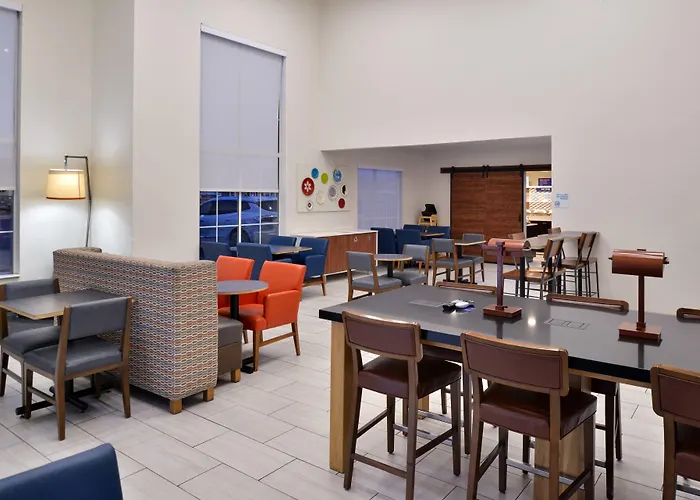 Holiday Inn Express & Suites Farmington Bloomfield By Ihg