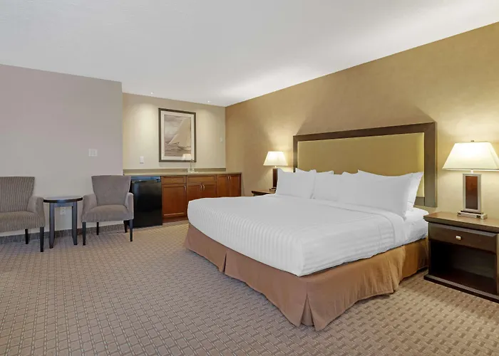 Best Western Plus Emerald Isle Hotel