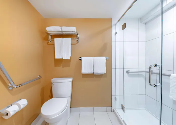 Best Western Plus Emerald Isle Hotel