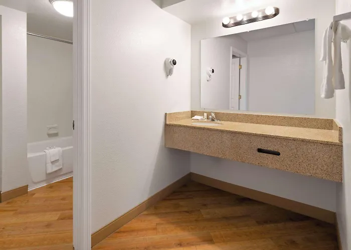 La Quinta Inn By Wyndham Pittsburgh Airport