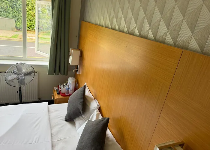 Acorn Lodge Hotel Gatwick & Parking