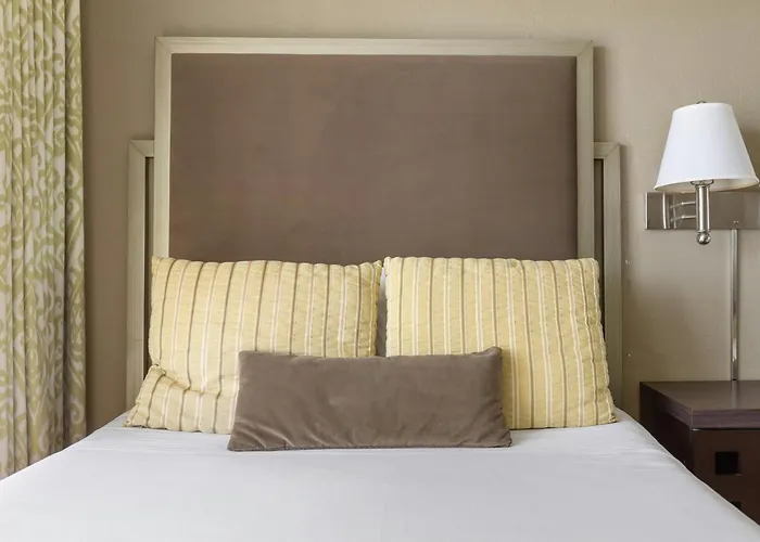 Plantation Hale Suites