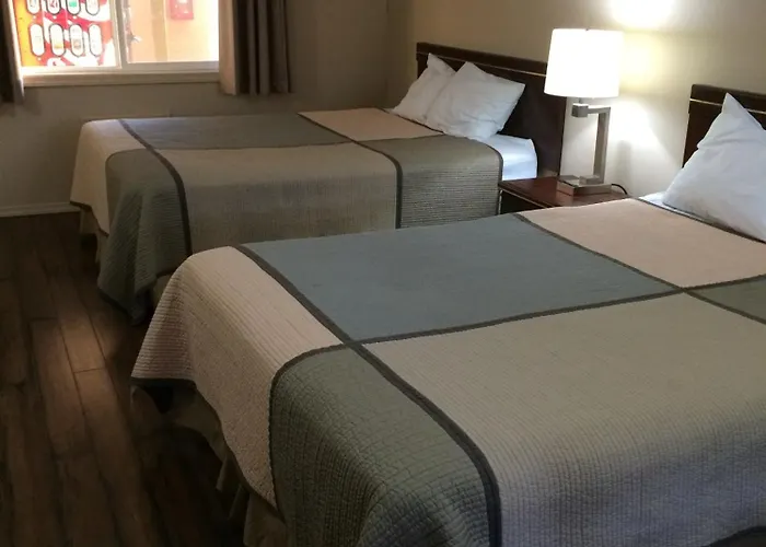 Townhouse Inn & Suites