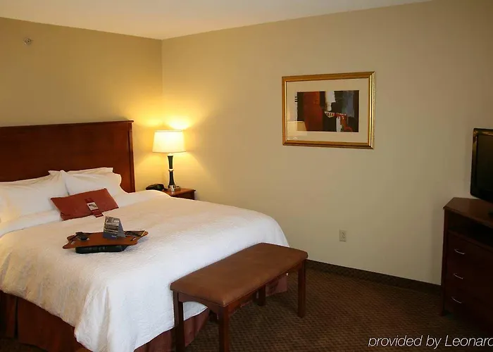Hampton Inn & Suites Warren
