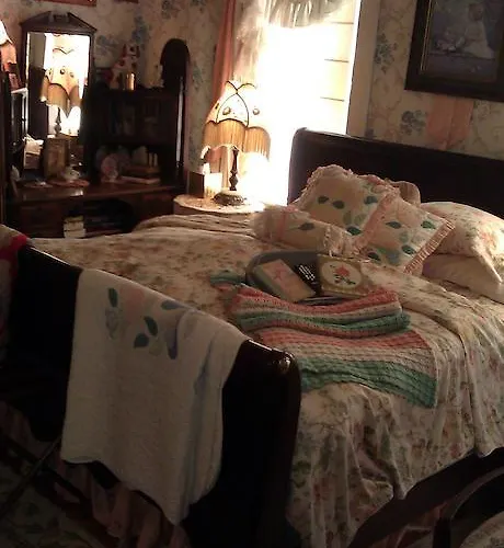 2439 Fairfield "A Bed And Breakfast"
