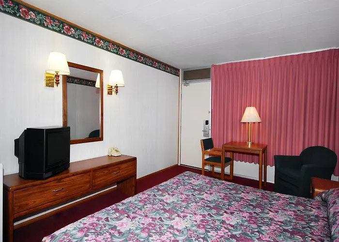 Econo Lodge Wall