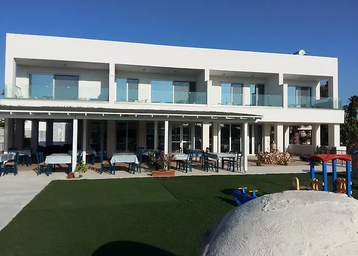 Christopher'S Sandy Beach Suites