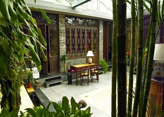 Kelly'S Courtyard Hotel