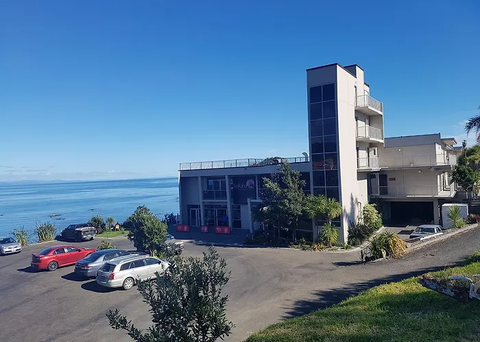Te Kaha Beach Hotel
