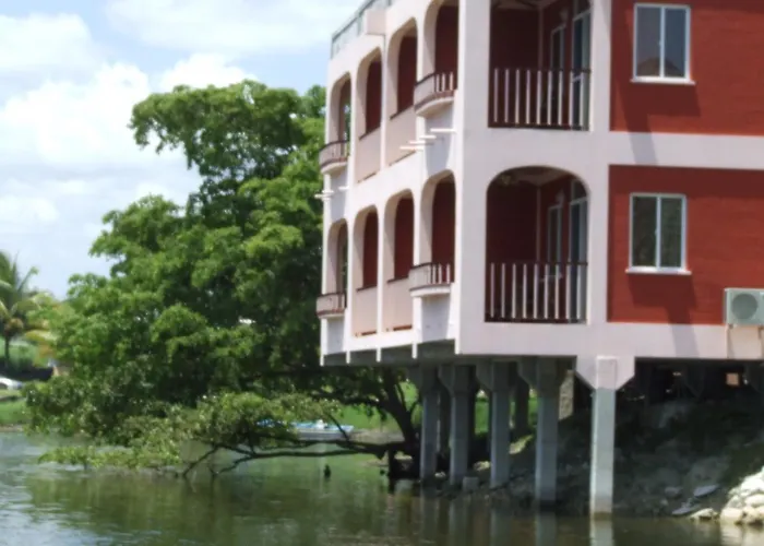 Lamanai Hotel & Marina