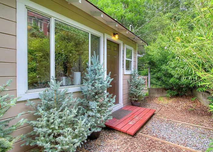 Downtown Cottage In The Woods