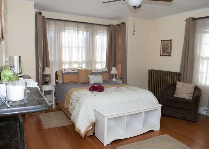 Candlebay Inn